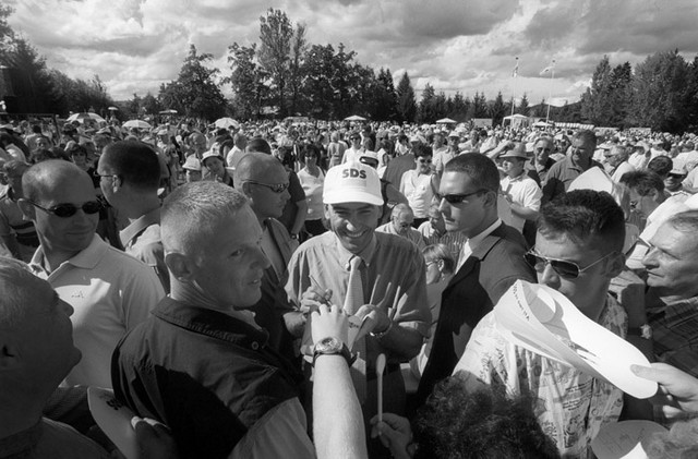 Janševi telesni čuvaji okoli svojega predsednika na festivalu SDS v Ribnici 3. septembra 2000 (vodja Darko Njavro - levo s sončnimi očali)