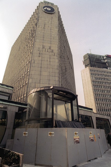 Varnostniki Nove Ljubljanske banke so preprečili fotografiranje notranjosti prenovljenega pritličja