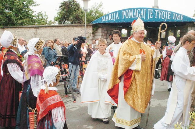 Nadškof Alojzij Uran je bil pred svojo prvo brezjansko pridigo dobro razpoložen