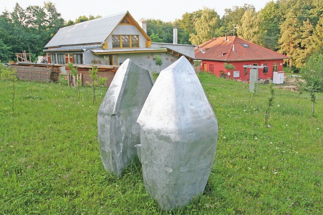 Skulptura Vite Žgur, v ozadju novi prizidek centra
