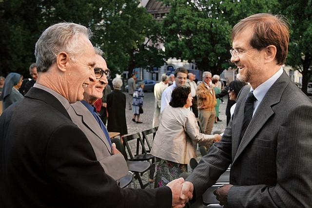 Srečanje z donatorjem pred prvim krogom predsedniških volitev: Lojze Peterle in Mirko Krašovec, ekonom mariborske nadškofije pred mariborsko stolnico, 3. septembra 2007.