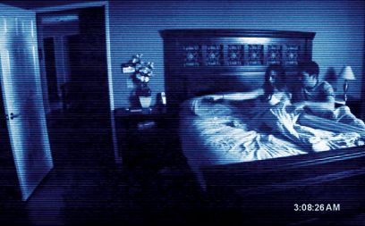 Ko Katie in Micah ugotovita, da se po njuni hiši klatijo demoni, skleneta, da bosta postavila videokamero, ki bo ponoči, med njunim spanjem, dokumentirala te paranormalne aktivnosti, toda ko potem pregledujeta posnetke, ni kaj videti.  