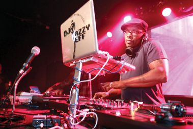 DJ Jazzy Jeff, ki ga širša javnost najbolj pozna po nadaljevanki Princ z Bel Aira, je postregel z zgodovinsko uro hip hopa