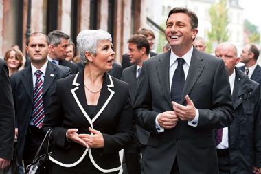 Hrvaška premierka Jadranka Kosor in slovenski premier Borut Pahor med sprehodom po Ljubljani. Očitno je po rambo diplomaciji in odboju tihe diplomacije prišel čas za  »honeymoon diplomacijo«.