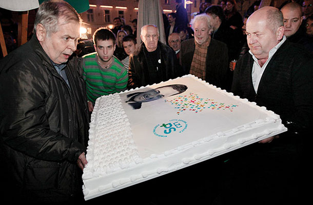 Zmagovalna torta za Zorana Jankovića in njegove privržence 