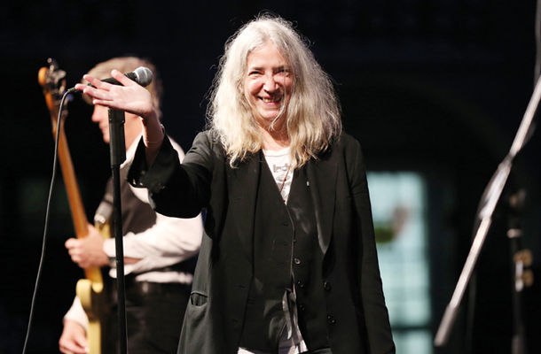 Odlično razpoložena Patti Smith pozdravlja ljubljansko občinstvo