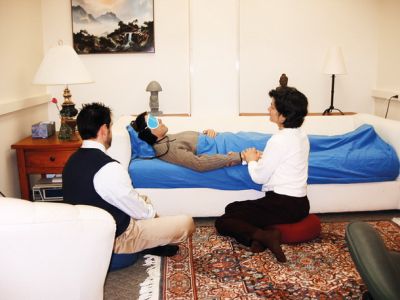 Seansa s psilocibinom na univerzi John Hopkins.