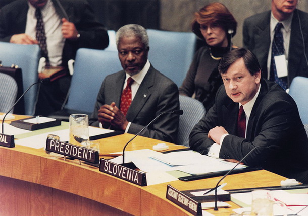 Danilo Türk leta 1998, ko je predsedoval Varnostnemu svetu OZN, in Kofi Anan, takratni generalni sekretar Organizacije združenih narodov 
