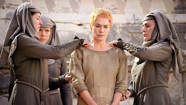 Pokora za Cersei Lannister zaradi incestnega odnosa z bratom: ostrigli so ji lase in gola je morala skozi mesto 
