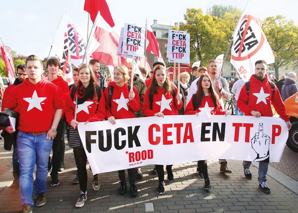 Demonstracije mladih socialistov proti sporazumoma CETA in TTIP v Amsterdamu