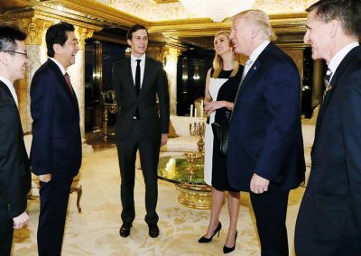 Na srečanje z japonskim predsednikom vlade Abejem je pripeljal tudi hčerko Ivanko, ki bo vodila njegove biznise, in njenega moža, Jareda Kushnerja, ki bo, kot kaže, njegov uradni svetovalec. We’re family! Trumpovi otroci niso bili izvoljeni. Pa kaj? To ne pomeni, da ne smejo vladati. Po drugi strani pa: kdo pravi, da njegovi otroci nimajo občutka, da so bili izvoljeni? 