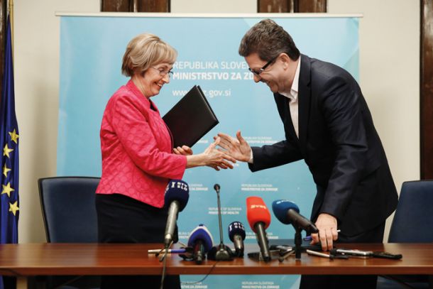 Ministrica za zdravje Milojka Kolar Celarc in predsednik Fidesa Konrad Kuštrin parafirata sporazum o zamrznitvi stavke zdravnikov, Ljubljana