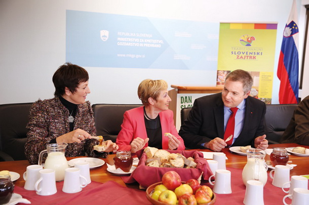 Politiki, ki vsako leto propagirajo t.i. »slovenski zajtrk«, bodo končno tudi revnim otrokom omogočili brezplačno šolsko kosilo