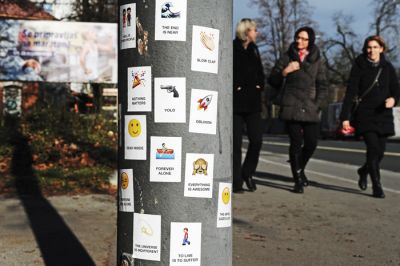 Nalepkarski projekt Existential Emojis oblikovalca Tadeja Štroka na ljubljanskih ulicah 
