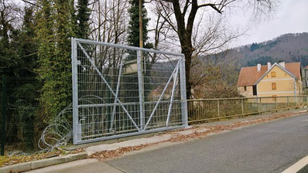 Bodeča žica na »zeleni meji«, vrata na cestnih povezavah s Hrvaško 