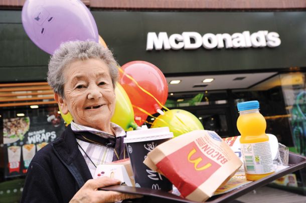 Ena izmed najstarejših delavk v McDonaldu, 75 letna Britanka Muriel Haggerty