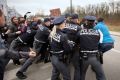 Foto tedna Policijska akcija zoper protestnike, ki so pred ljubljanskim azilnim domom protestirali proti deportaciji sirske družine z v Sloveniji rojenim sinom na Hrvaško.