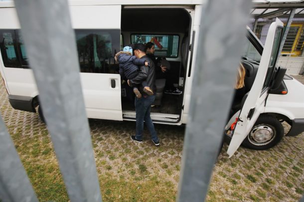 Deportirana družina Korba – Soliman pred kombijem, ki jih je odpeljal na Hrvaško.