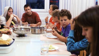 Otroci iz Mladinskega doma Malči Beličeve, zbrani pri večerji 