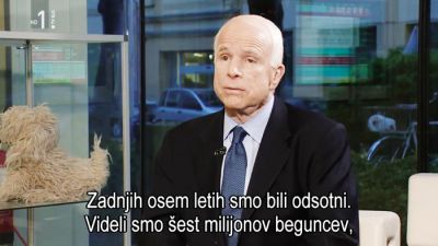 Senator John McCain pred vitrino z Radovednim Tačkom