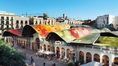 Valovita nova streha pisanih barv, ki prekriva prenovljeno tržnico Santa Caterina v Barceloni, je skupaj z drugimi ureditvami prinesla nov življenjski impulz v degradirano srednjeveško četrt.