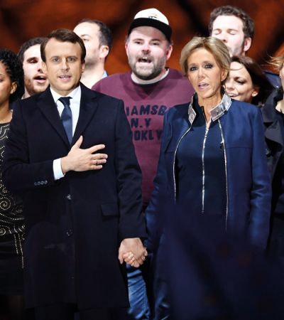 Emmanuel Macron z ženo ob prepevanju francoske himne v trenutkih zmagoslavja. 