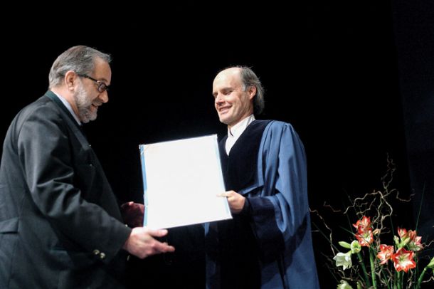 Rektor primorske univerze Dragan Marušič podeljuje častni doktorat Boštjanu M. Zupančiču 