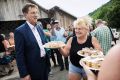 Foto tedna: Predsednik vlade Miro Cerar na obisku v obmejni vasi Drage v Beli krajini, katere prebivalcem je odločitev arbitražnega sodišča prinesla olajšanje.