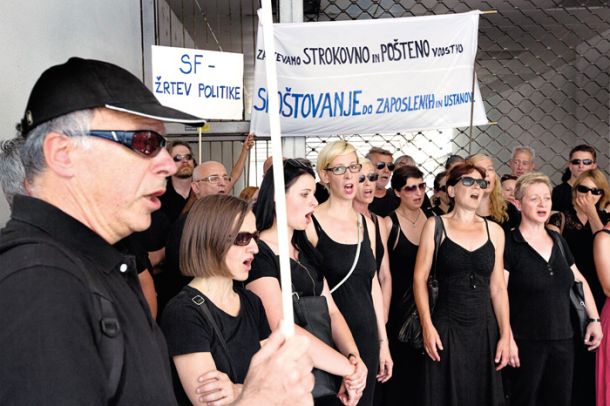 Protest zaposlenih v Filharmoniji proti direktorju Damjanoviču.