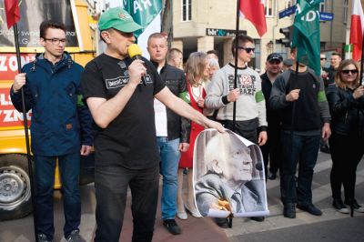 Zygmunt Bauman, ki se ga je Poljska tako rekoč odrekla, je bil v domovini tarča desničarskih skrajnežev. Tudi 1. maja 2016, ko so na demonstracijah skrajnega Nacionalnega radikalnega tabora zažgali njegov portret. 