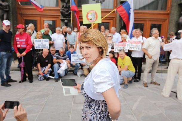 Poslanka SDS Alenka Jeraj med fotografiranjem predstavnikov »civilnodružbene« pobude za referendum o drugem tiru.
