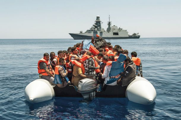 Italijanska vojaška ladja in migranti 