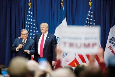  Donald Trump in rasistični šerif iz Arizone Joe Arpaio na Trumpovem predvolilnem shodu v Iowi leta 2016. Prejšnji teden ga je Donald Trump pomilostil