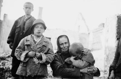 Brezdomci na ruševinah v Adlešičih v Beli krajini. Vas so Nemci požgali 22. marca 1945