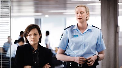 Detektivka Robin Griﬃ  n (Elisabeth Moss) in policistka Miranda Hilmarson (Gwendoline Christie)