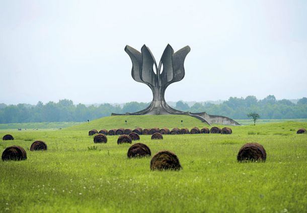 Spomenik žrtvam v nekdanjem ustaškem koncentracijskem taborišču v Jasenovcu 