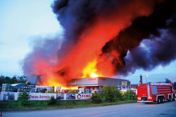 V požaru je zgorelo skoraj 500 ton nevarnih odpadkov 