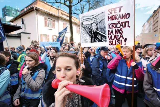 Druga letošnja stavka šolnikov. Protest pred stavbo, v kateri domuje slovenska vlada.