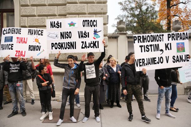 Eno izmed pomenljivih sporočil politiki na prvem romskem protestu oktobra lani 