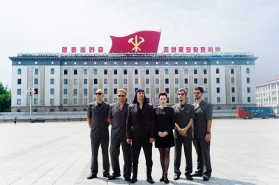 Člani skupine Laibach pred stavbo Centralnega komiteja Korejske delavske stranke
