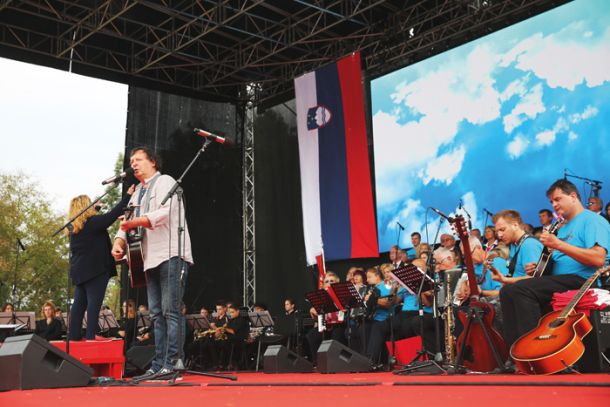 Velika slovenska zastava na prazničnem odru 