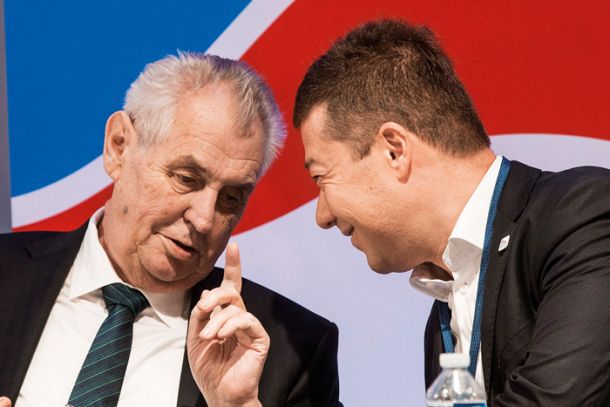 Predsednik Miloš Zeman in njegov mladi protežiranec, predsednik skrajno desne SPD Tomio Okamura 