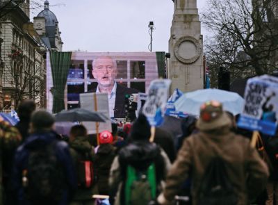 Video nagovor Corbyna množici, ki je protestirala proti osiromašenemu javnemu zdravstvu v Londonu 3. februarja 