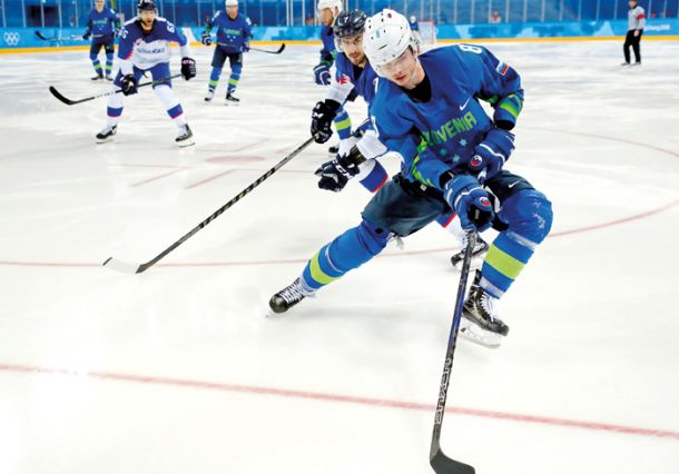 Žiga Jeglič med hokejsko tekmo s Slovaško na olimpijskih igrah 