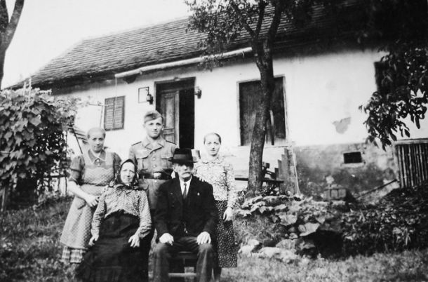 Slovenska viničarska družina iz okolice Maribora, ponosna na sina, med drugo svetovno vojno mobiliziranega v nemško vojsko 