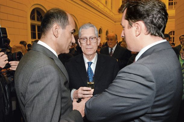 Janez Janša in Lovro Šturm v času, ko sta bila premier in pravosodni minister. Koalicija je tedaj, leta 2008, sprejela nov kazenski zakonik, ki je ukinil kazen izgona tujcev, obsojenih za (hujša) kazniva dejanja