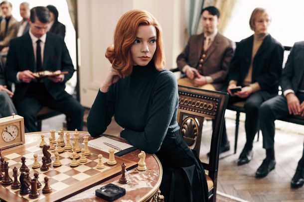 Ob tem, da ji je uspelo igranje šaha upodobiti na realističen način, je serija cenjena tudi zaradi odlične Anye Taylor-Joy v glavni vlogi.