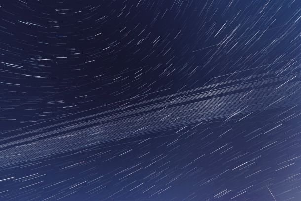 Prelet konstelacije satelitov Starlink na berlinskem nočnem nebu 