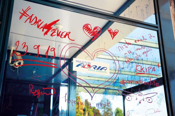 Poslovilni napisi na okenskem steklu v času stečaja Adrie Airways
