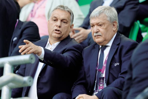 Csányi je vpliven milijarder, katerega premoženje je po Forbesovi lestvici trenutno vredno 1,2 milijarde dolarjev. (na fotografiji skupaj z Orbánom na nogometni tekmi) 